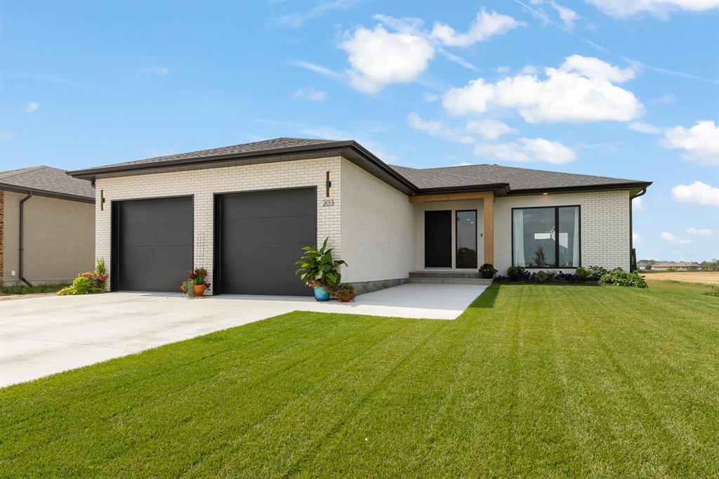 203 Wyndham Estate Drive, Steinbach, Manitoba  R5G 2Y9 - Photo 0 - 202621548