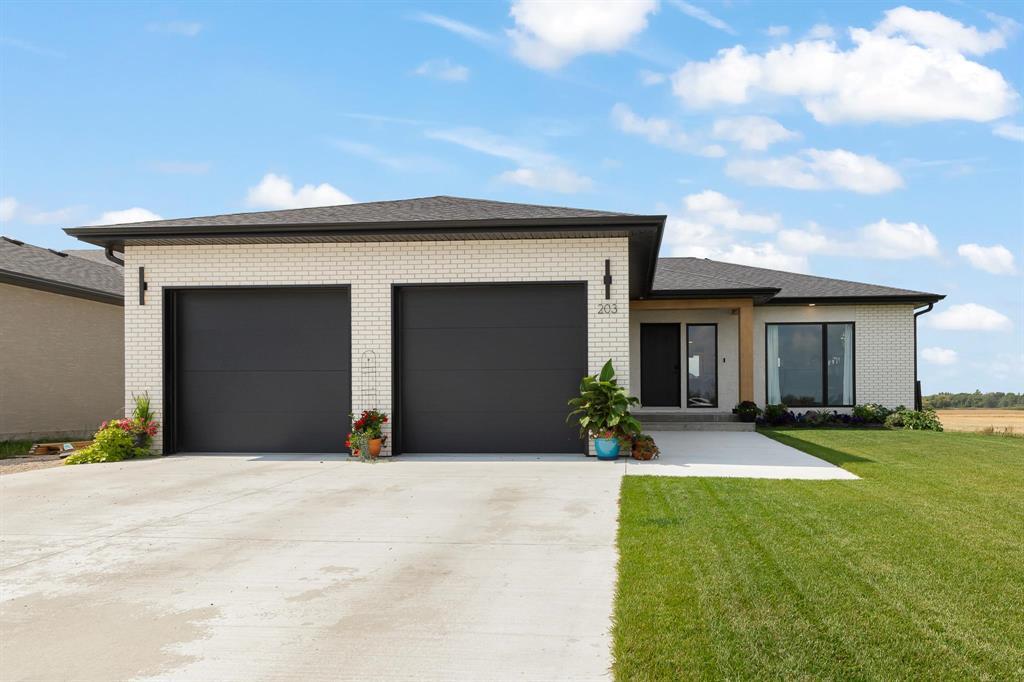 203 Wyndham Estate Drive, Steinbach, Manitoba  R5G 2Y9 - Photo 1 - 202621548