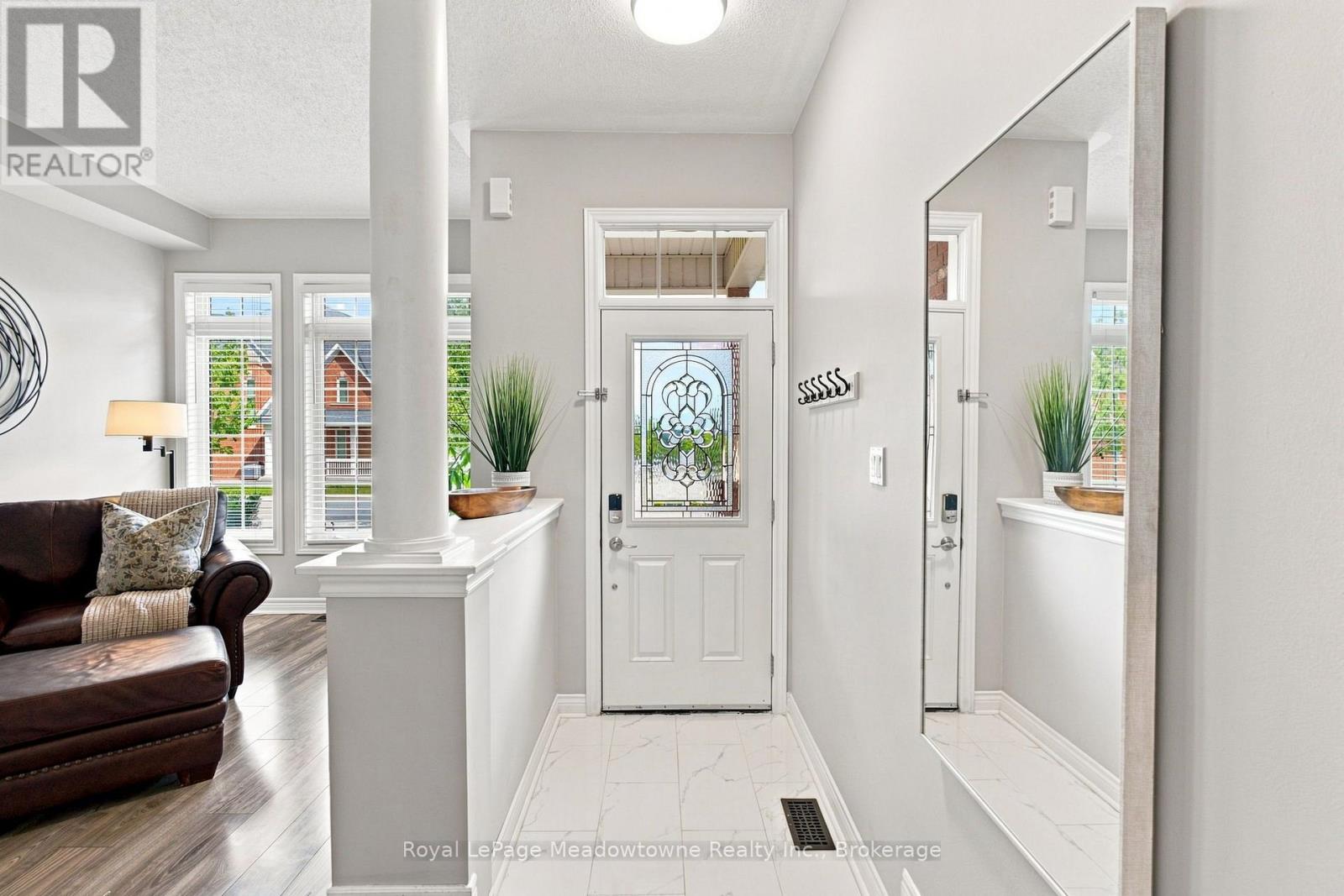 140 Laurendale Avenue, Georgina, Ontario  L4P 0C6 - Photo 4 - N13718820
