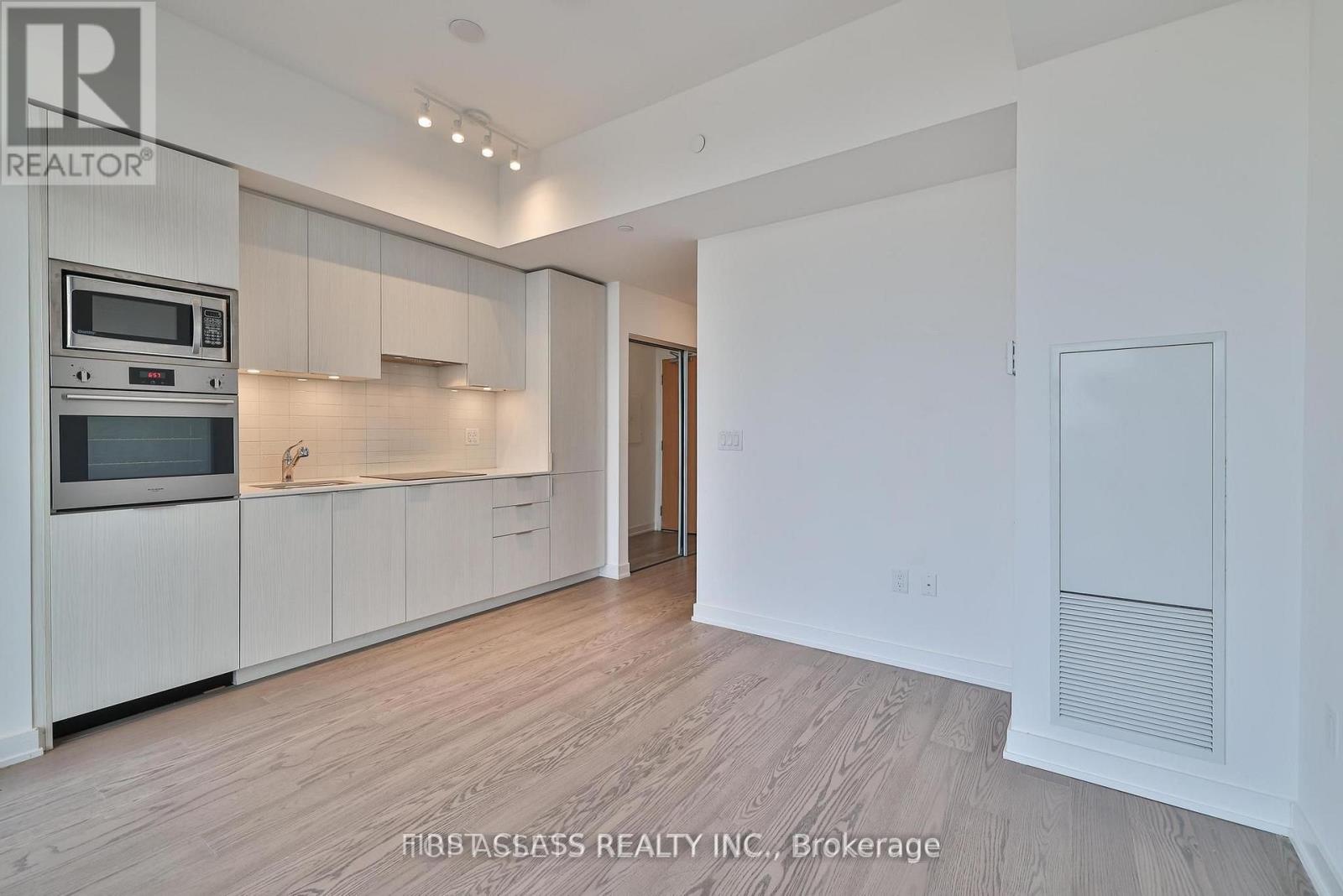 6012 - 11 WELLESLEY STREET W