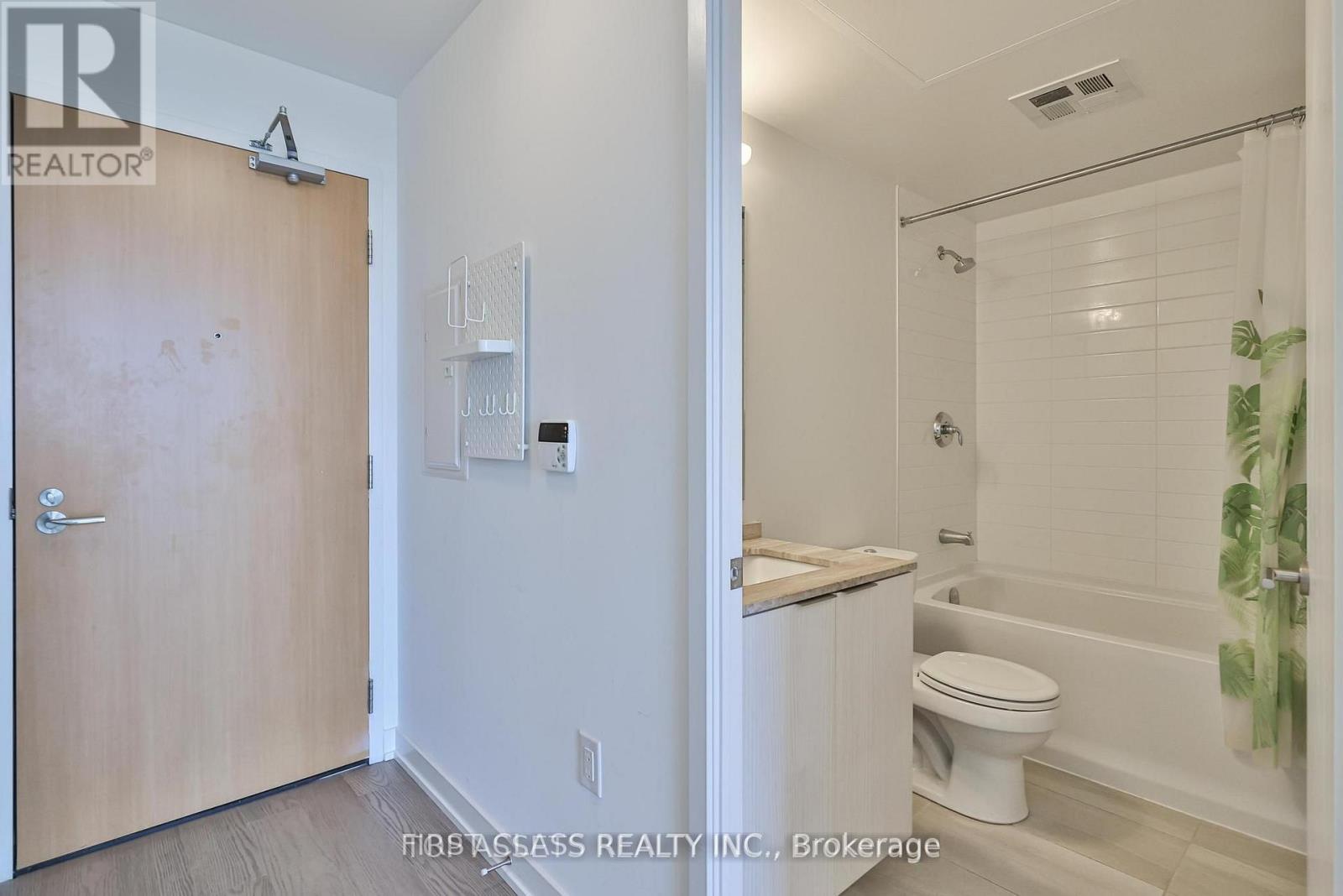 6012 - 11 Wellesley Street W, Toronto, Ontario  M4Y 0G4 - Photo 10 - C13718676