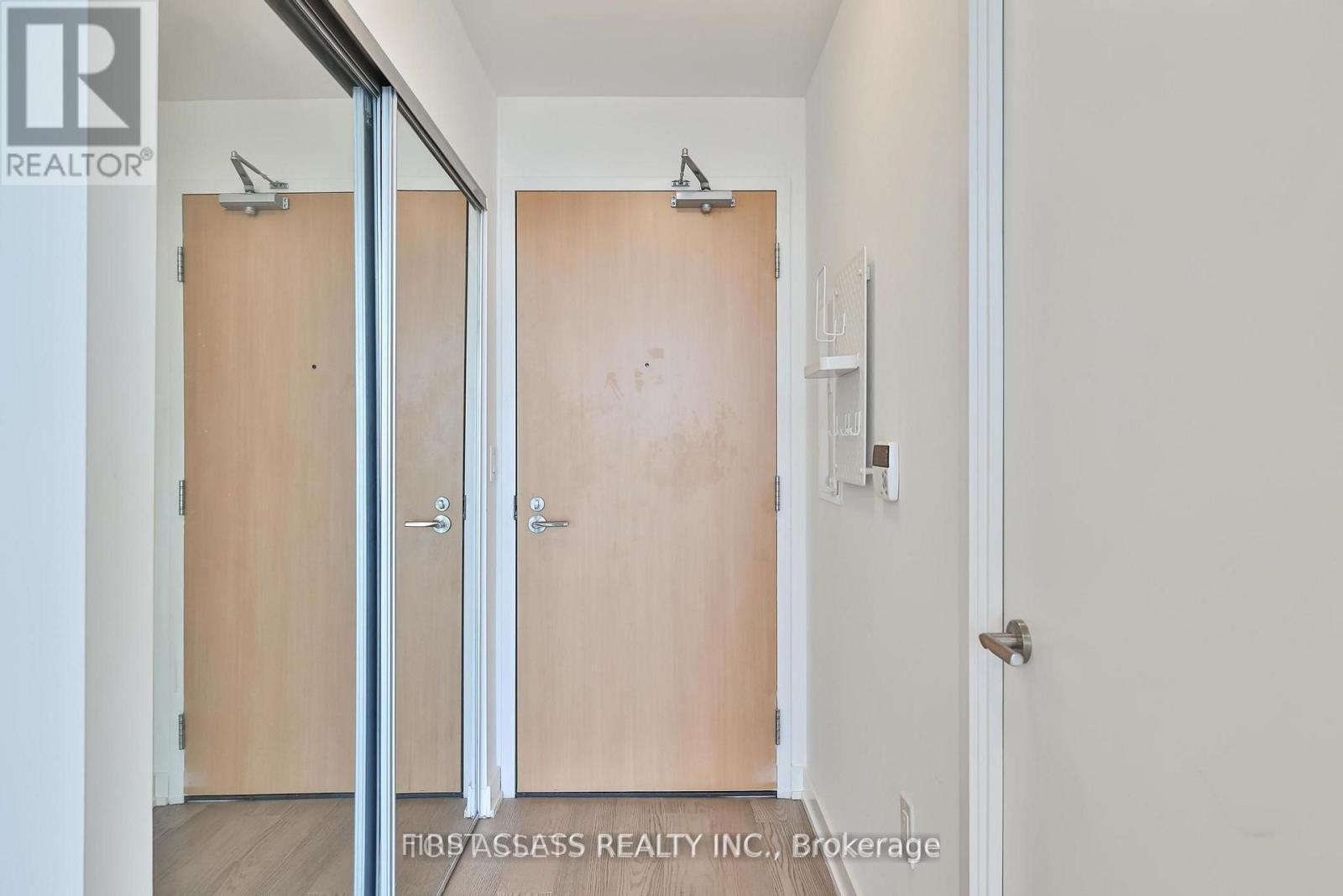 6012 - 11 Wellesley Street W, Toronto, Ontario  M4Y 0G4 - Photo 12 - C13718676