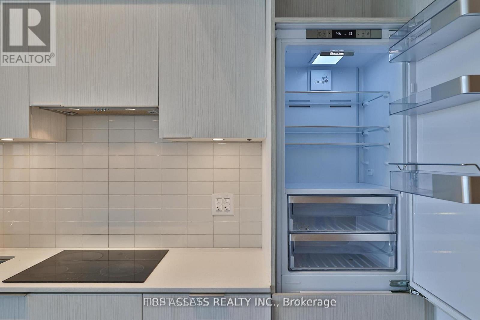 6012 - 11 Wellesley Street W, Toronto, Ontario  M4Y 0G4 - Photo 2 - C13718676