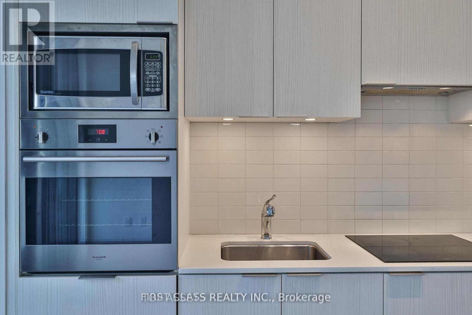 6012 - 11 Wellesley Street W, Toronto, Ontario  M4Y 0G4 - Photo 3 - C13718676