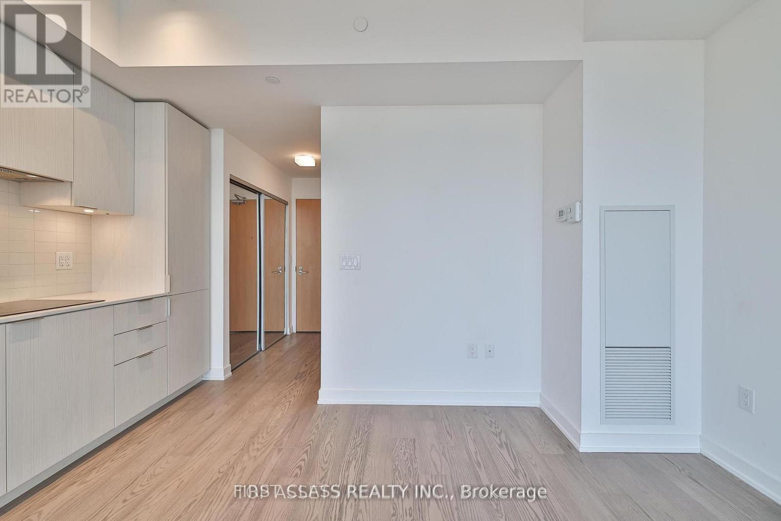 6012 - 11 Wellesley Street W, Toronto, Ontario  M4Y 0G4 - Photo 5 - C13718676
