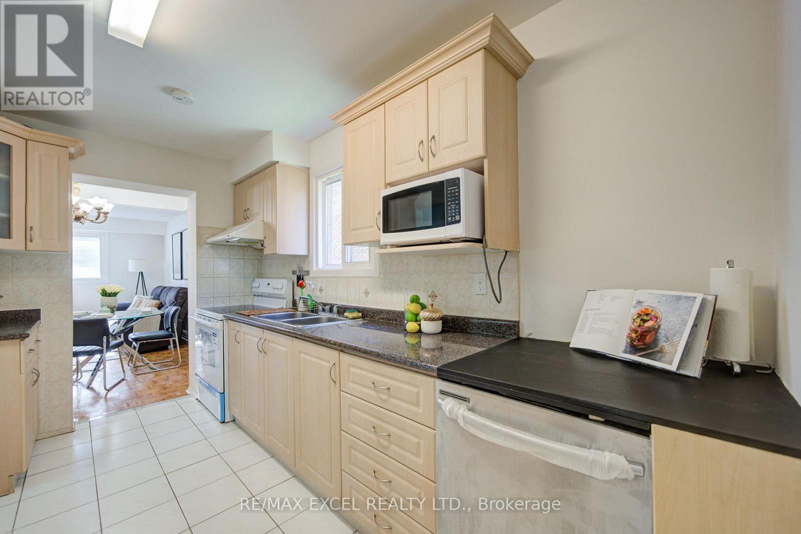142 Shady Hollow Drive, Toronto, Ontario  M1V 2L8 - Photo 5 - E13718732