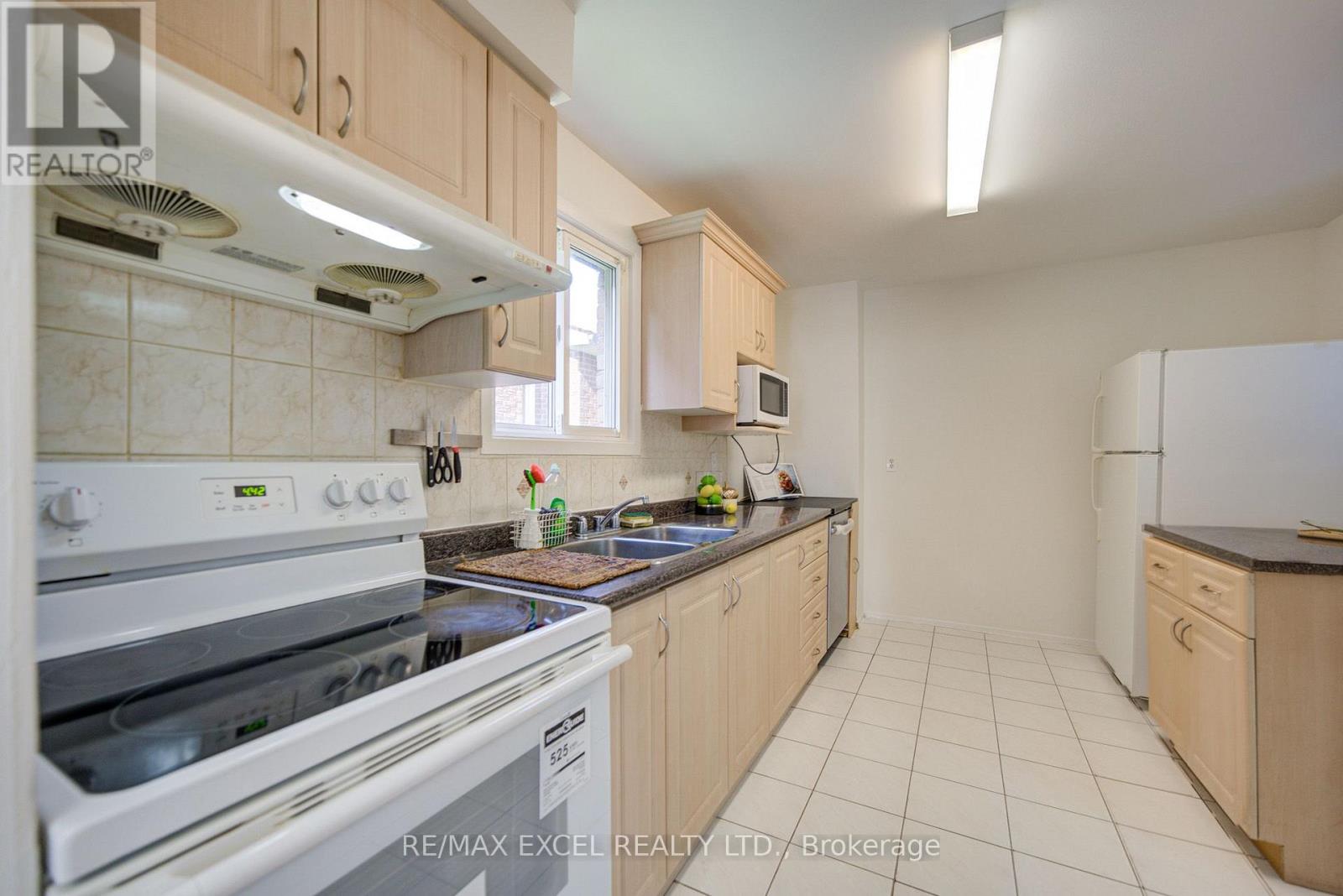 142 Shady Hollow Drive, Toronto, Ontario  M1V 2L8 - Photo 7 - E13718732
