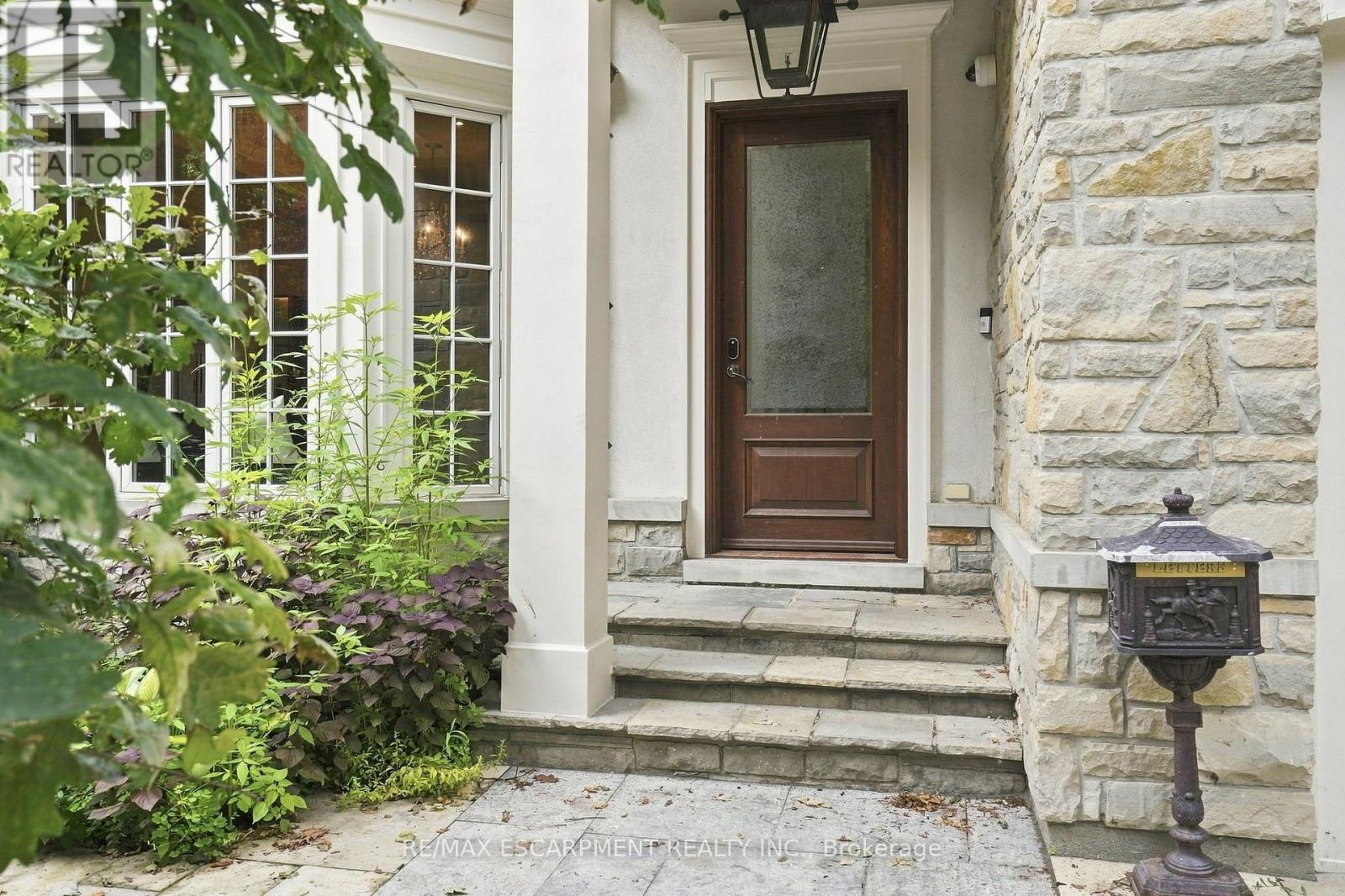 2025 & 2035 Heartwood Court, Mississauga, Ontario  L5C 4P7 - Photo 4 - W13718640