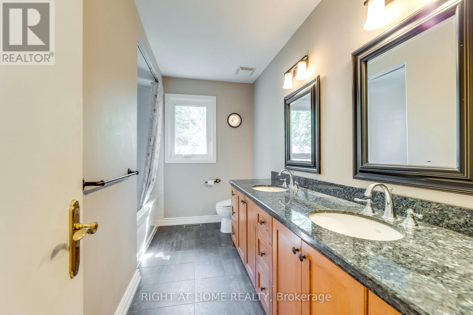 2175 Oneida Court, Mississauga, Ontario  L5C 4G5 - Photo 25 - W13718652
