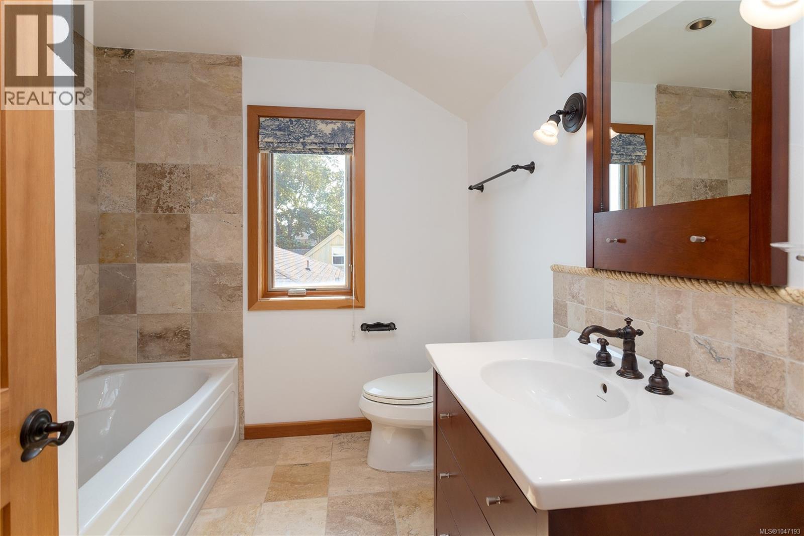 1518 Dallas Rd, Victoria, British Columbia  V8S 1A3 - Photo 37 - 1047193