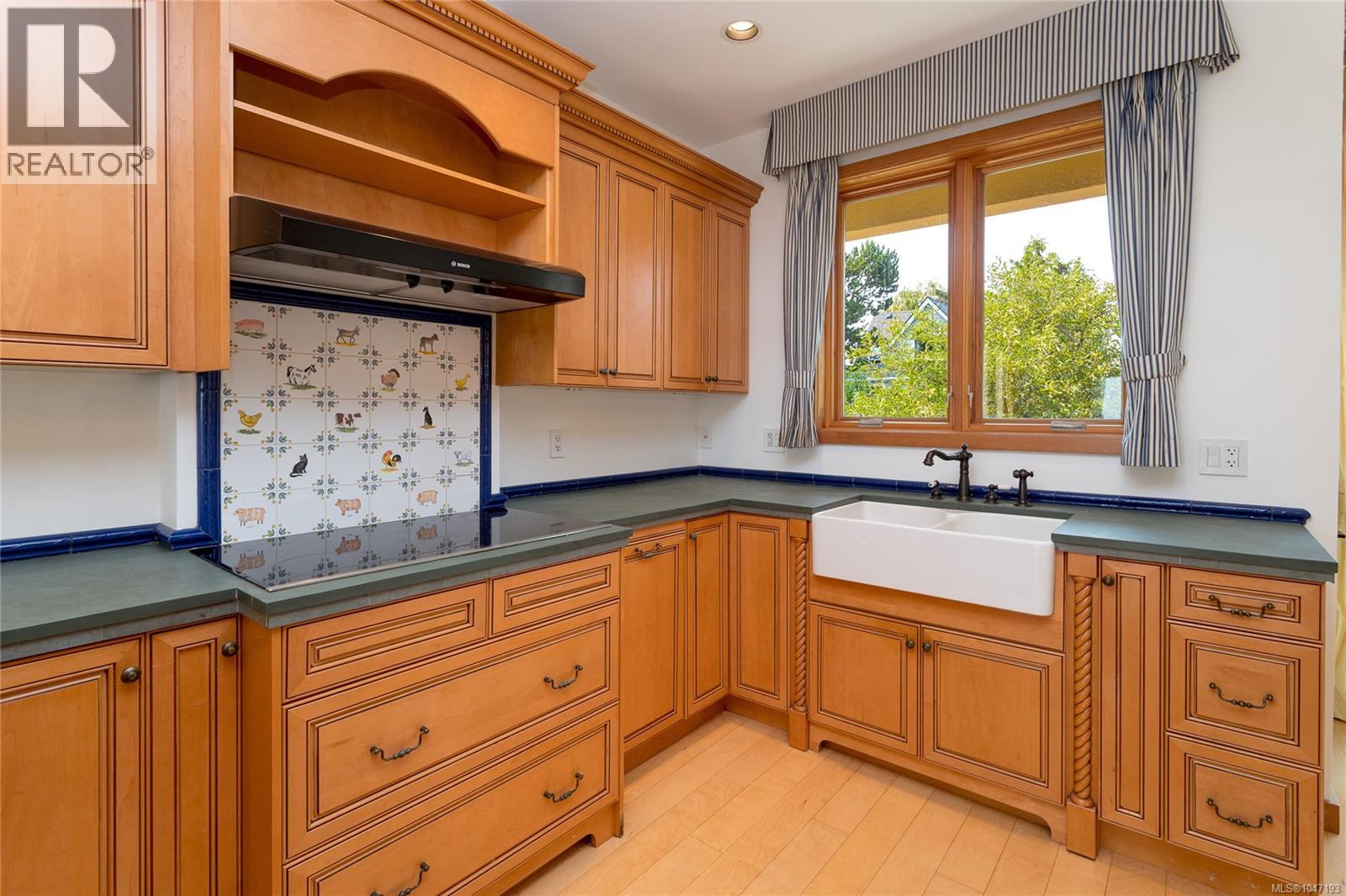 1518 Dallas Rd, Victoria, British Columbia  V8S 1A3 - Photo 23 - 1047193