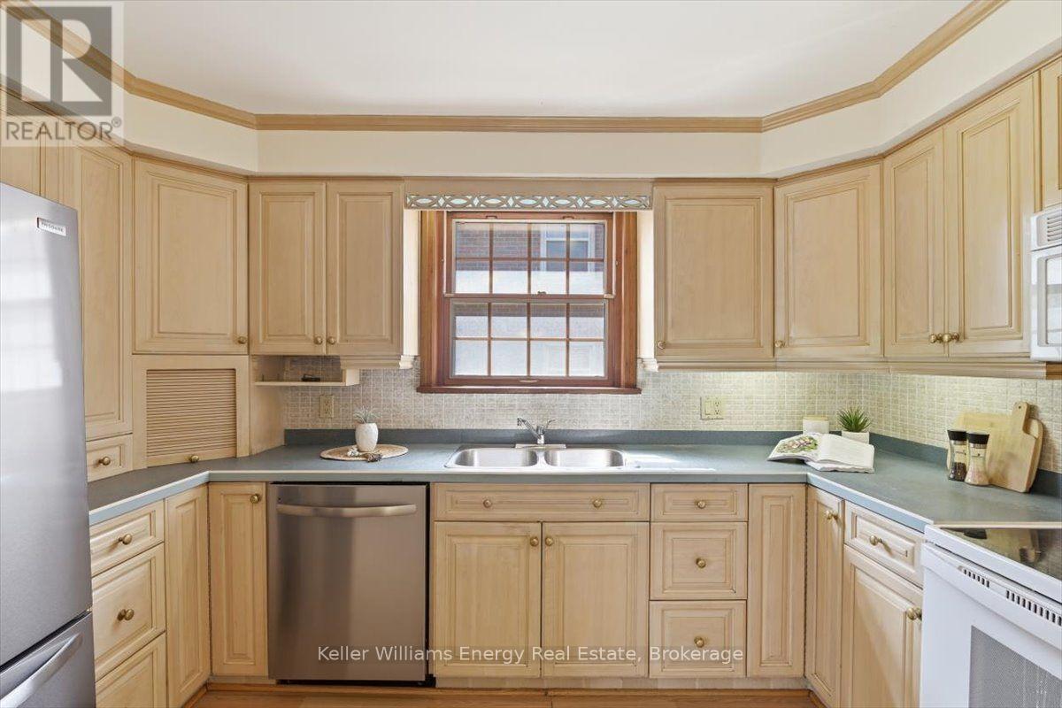 216 College Avenue, Oshawa, Ontario  L1J 1R7 - Photo 11 - E13718956