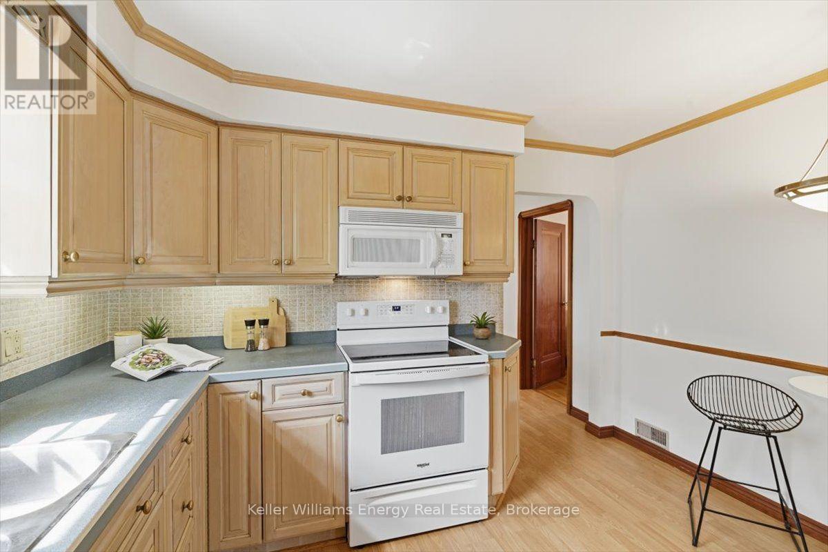 216 College Avenue, Oshawa, Ontario  L1J 1R7 - Photo 12 - E13718956