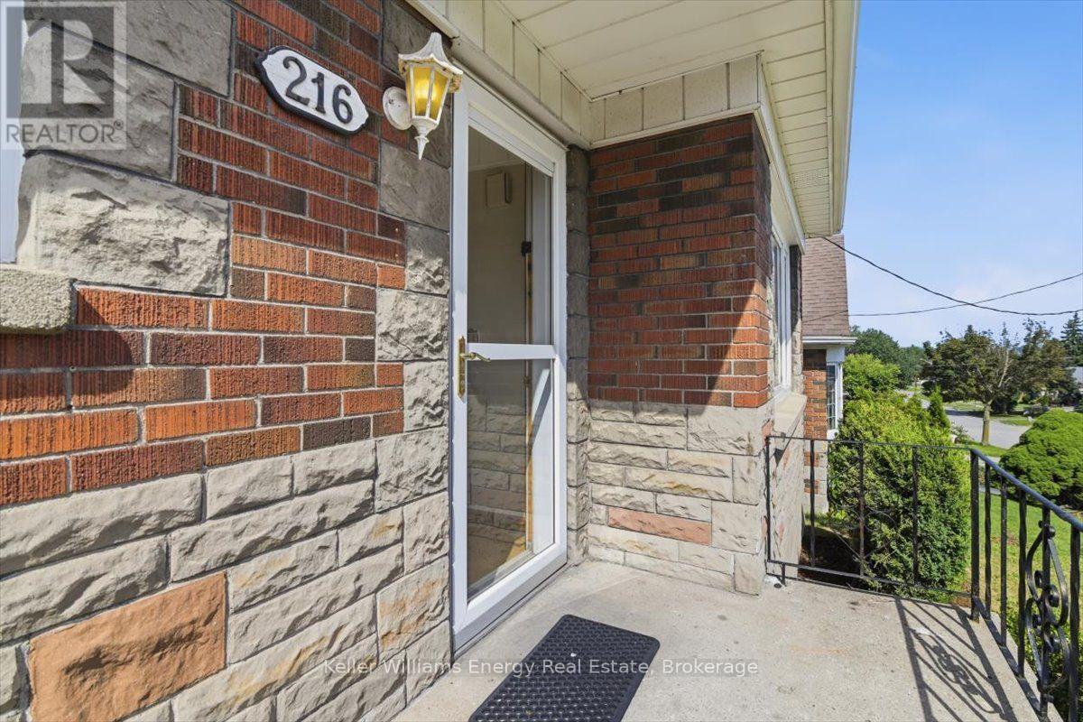216 College Avenue, Oshawa, Ontario  L1J 1R7 - Photo 4 - E13718956