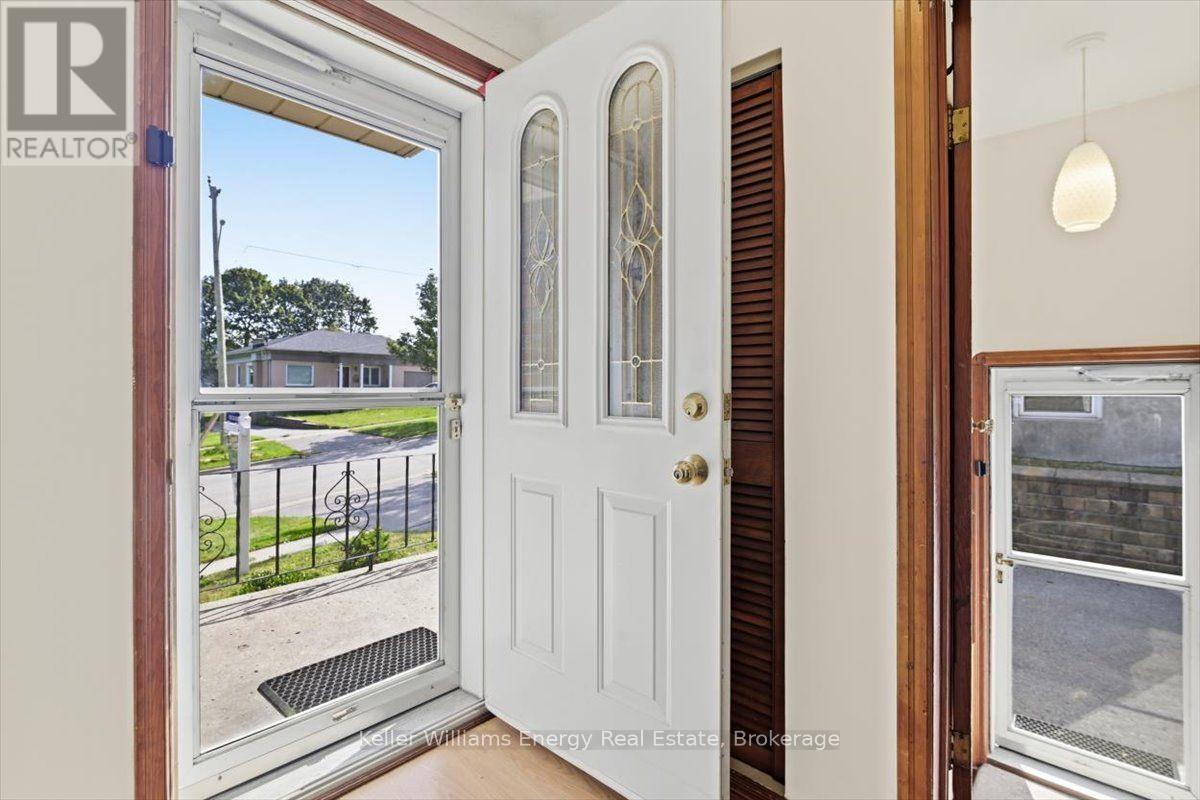 216 College Avenue, Oshawa, Ontario  L1J 1R7 - Photo 5 - E13718956