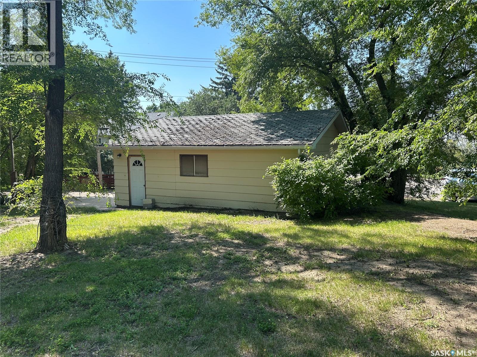 1138 1st Street, Estevan, Saskatchewan  S4A 0G9 - Photo 1 - SK046732