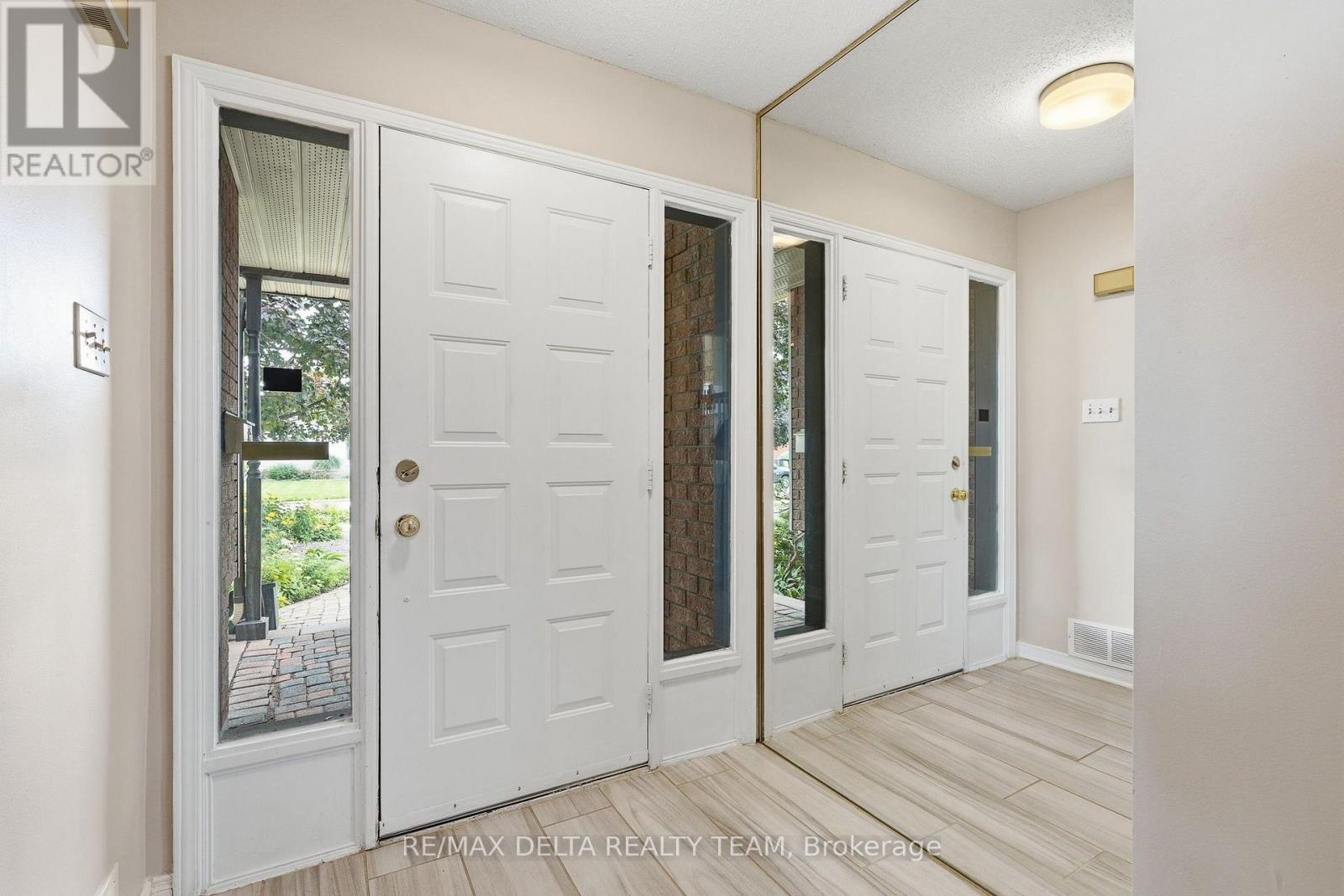 1587 Maxime Street, Ottawa, Ontario  K1B 3K9 - Photo 4 - X13718962