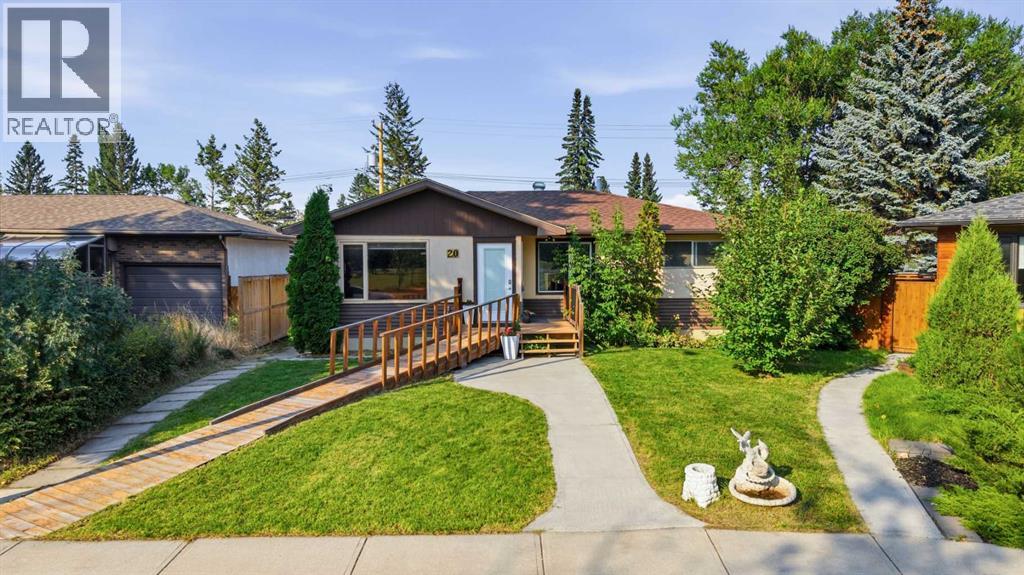 20 Rossburn Crescent SW, Calgary, Alberta  T3C 2N5 - Photo 1 - A2338828