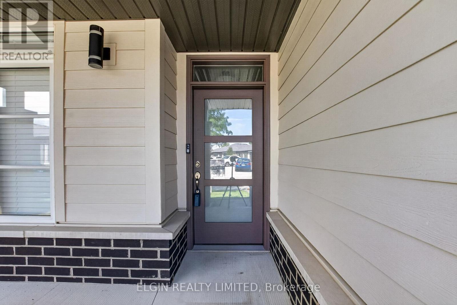 18 - 10 Mcpherson Court N, Central Elgin, Ontario  N5P 0E6 - Photo 2 - X13719104