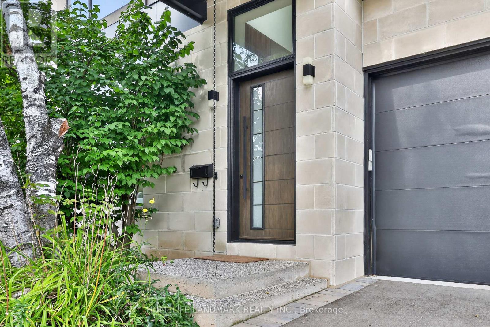6423 Dunray Crescent, Mississauga, Ontario  L5N 1E7 - Photo 2 - W13718996