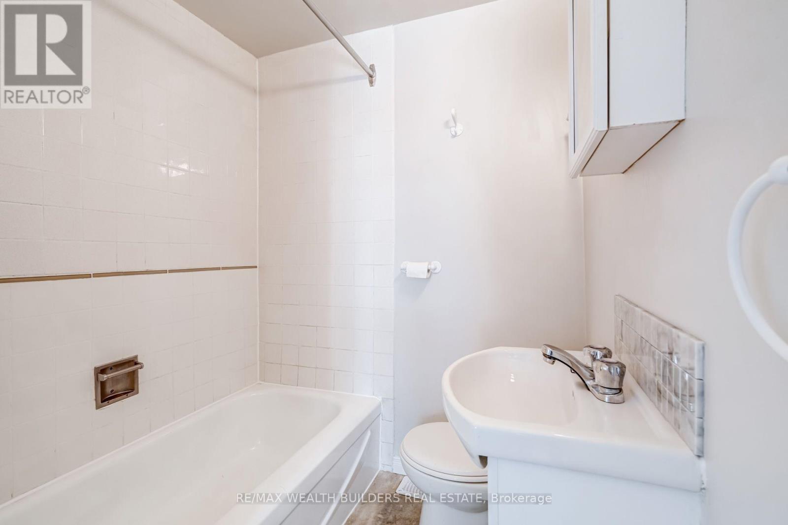 Upper Unit 2 - 2443 Dundas Street W, Toronto, Ontario  M6P 1X3 - Photo 13 - W13719030