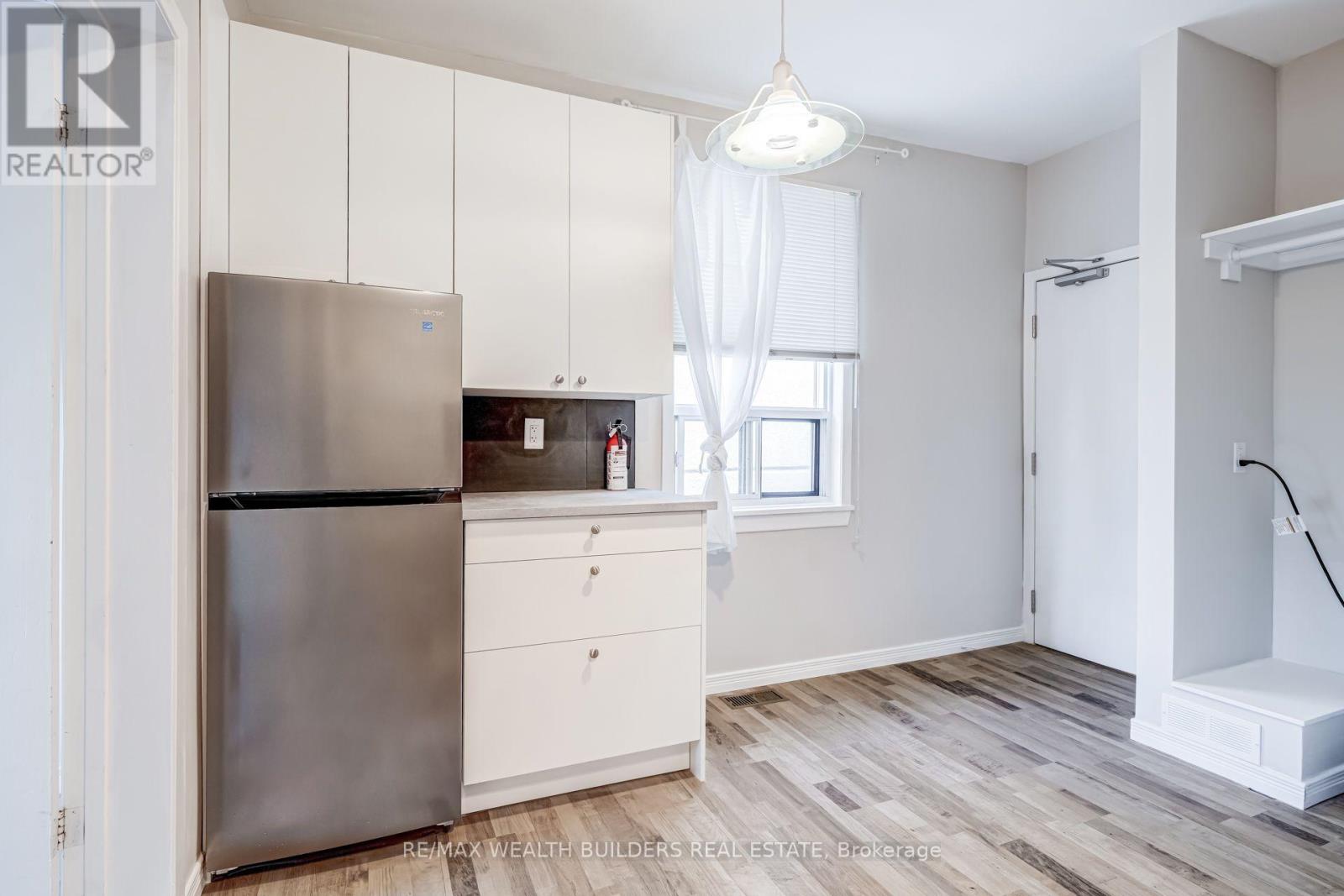 Upper Unit 2 - 2443 Dundas Street W, Toronto, Ontario  M6P 1X3 - Photo 2 - W13719030