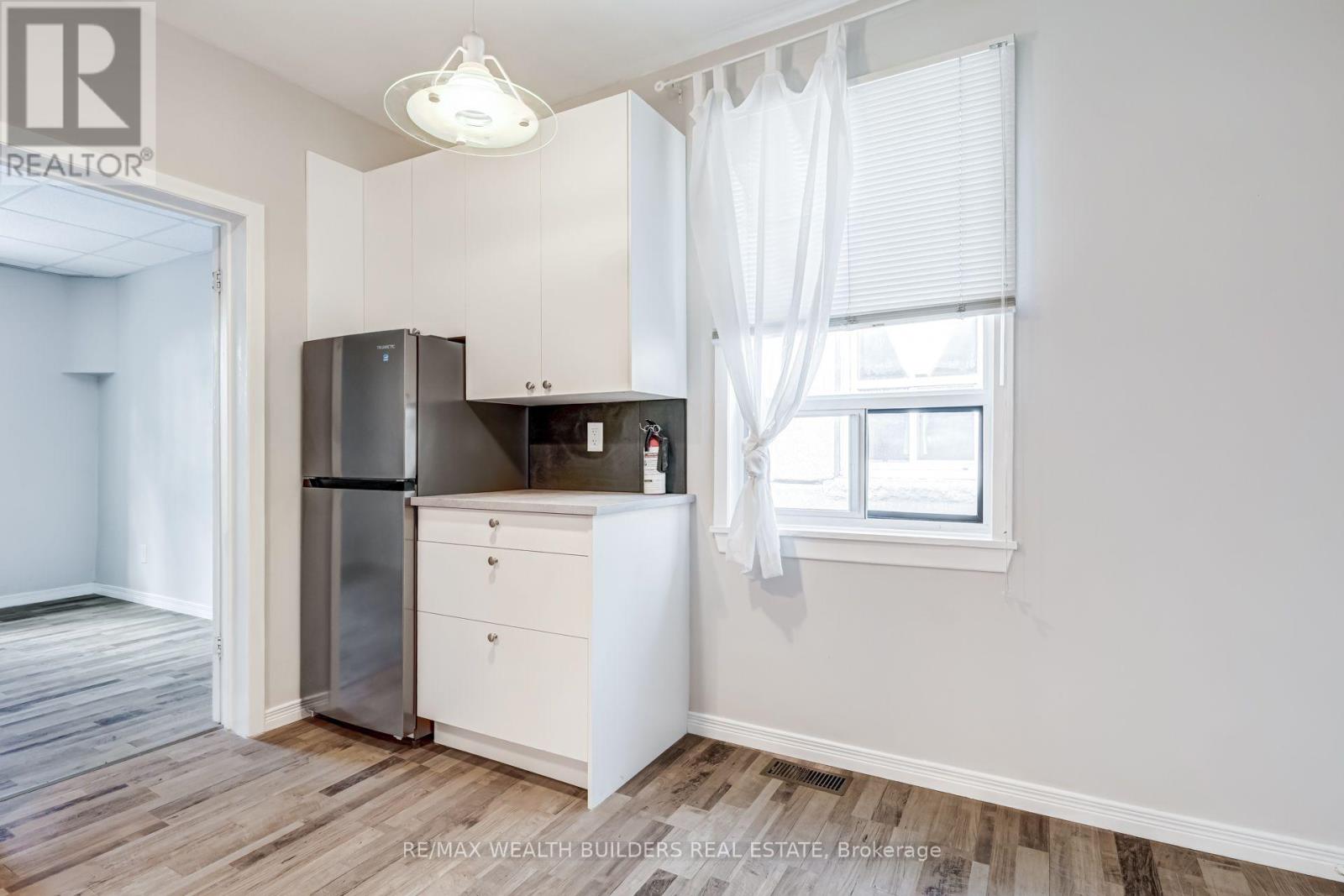 Upper Unit 2 - 2443 Dundas Street W, Toronto, Ontario  M6P 1X3 - Photo 4 - W13719030