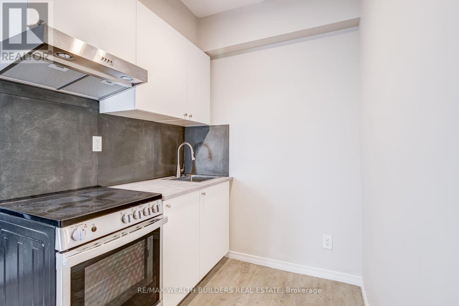 Upper Unit 2 - 2443 Dundas Street W, Toronto, Ontario  M6P 1X3 - Photo 5 - W13719030