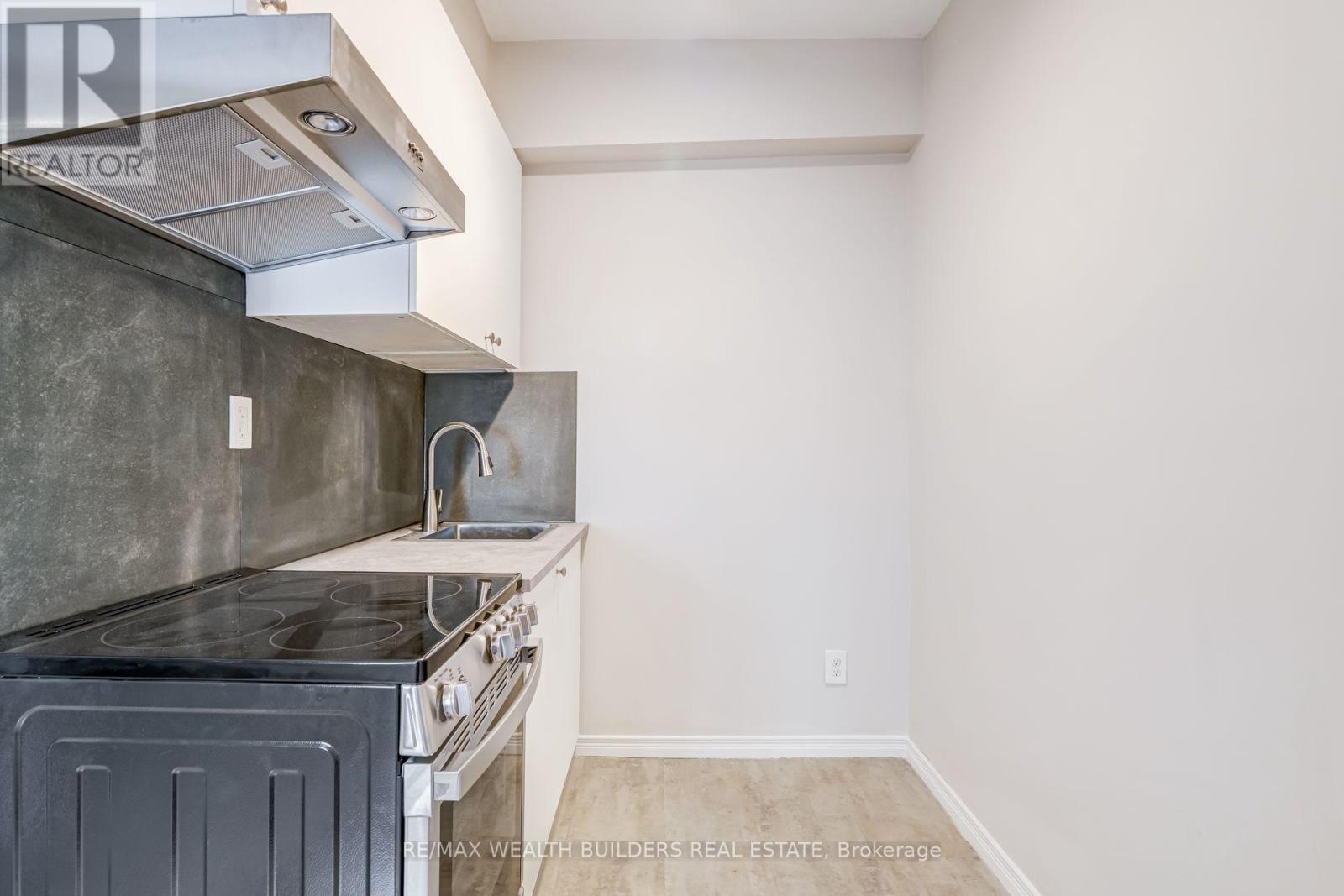 Upper Unit 2 - 2443 Dundas Street W, Toronto, Ontario  M6P 1X3 - Photo 6 - W13719030