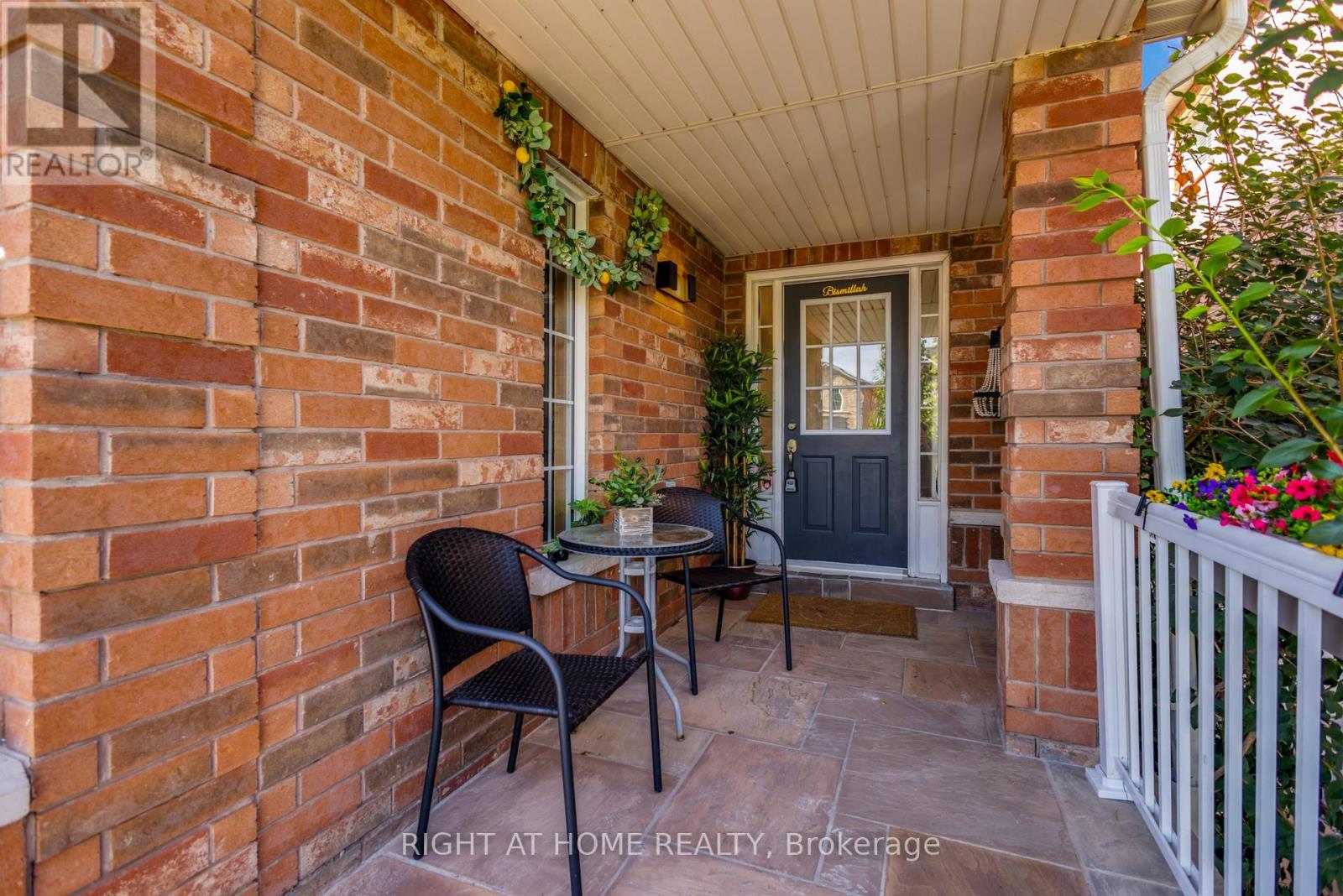 3833 Quiet Creek Drive, Mississauga, Ontario  L5M 8B1 - Photo 4 - W13719106