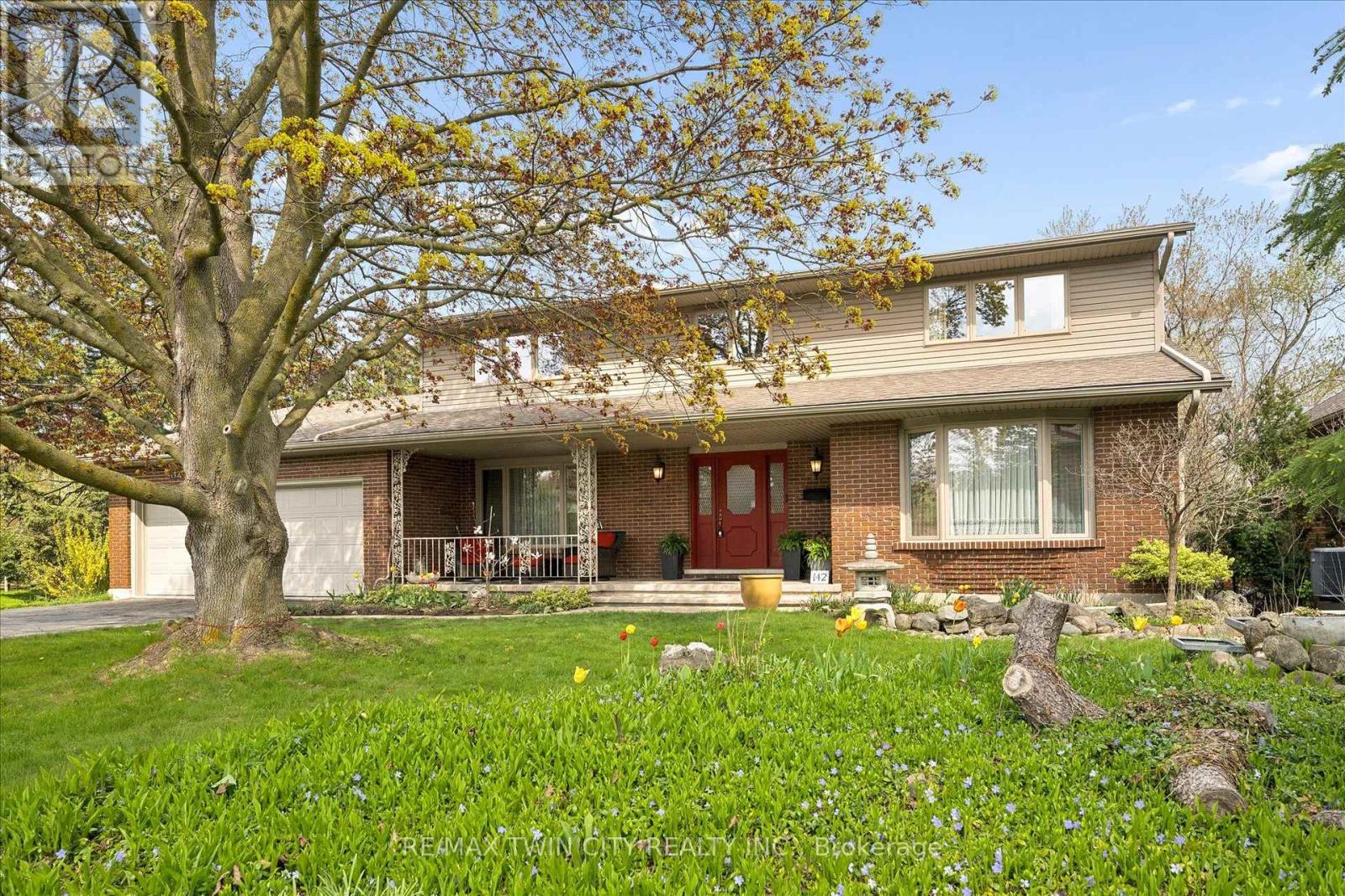 142 Carson Drive, Kitchener, Ontario  N2B 2Z2 - Photo 2 - X13719004