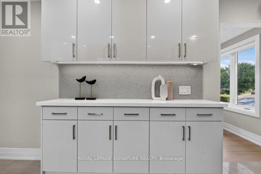 24 Glenshaw Crescent, Toronto, Ontario  M4B 2C9 - Photo 18 - E13719228