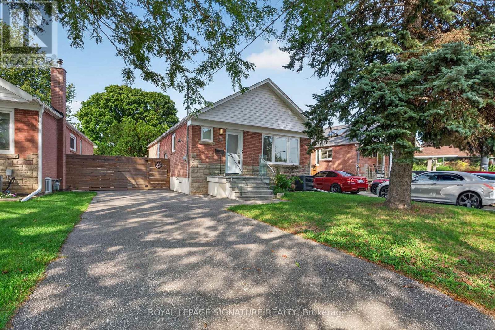 24 Glenshaw Crescent, Toronto, Ontario  M4B 2C9 - Photo 2 - E13719228