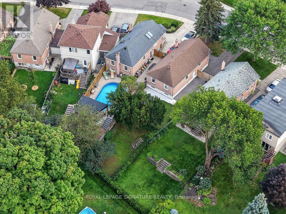 24 Glenshaw Crescent, Toronto, Ontario  M4B 2C9 - Photo 3 - E13719228