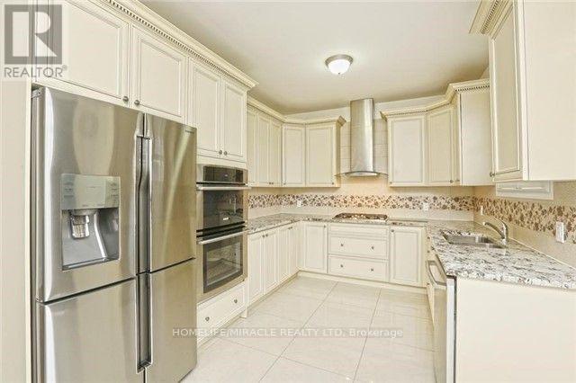 8 Arrowstone Court, Brampton, Ontario  L6R 3T5 - Photo 7 - W13719224