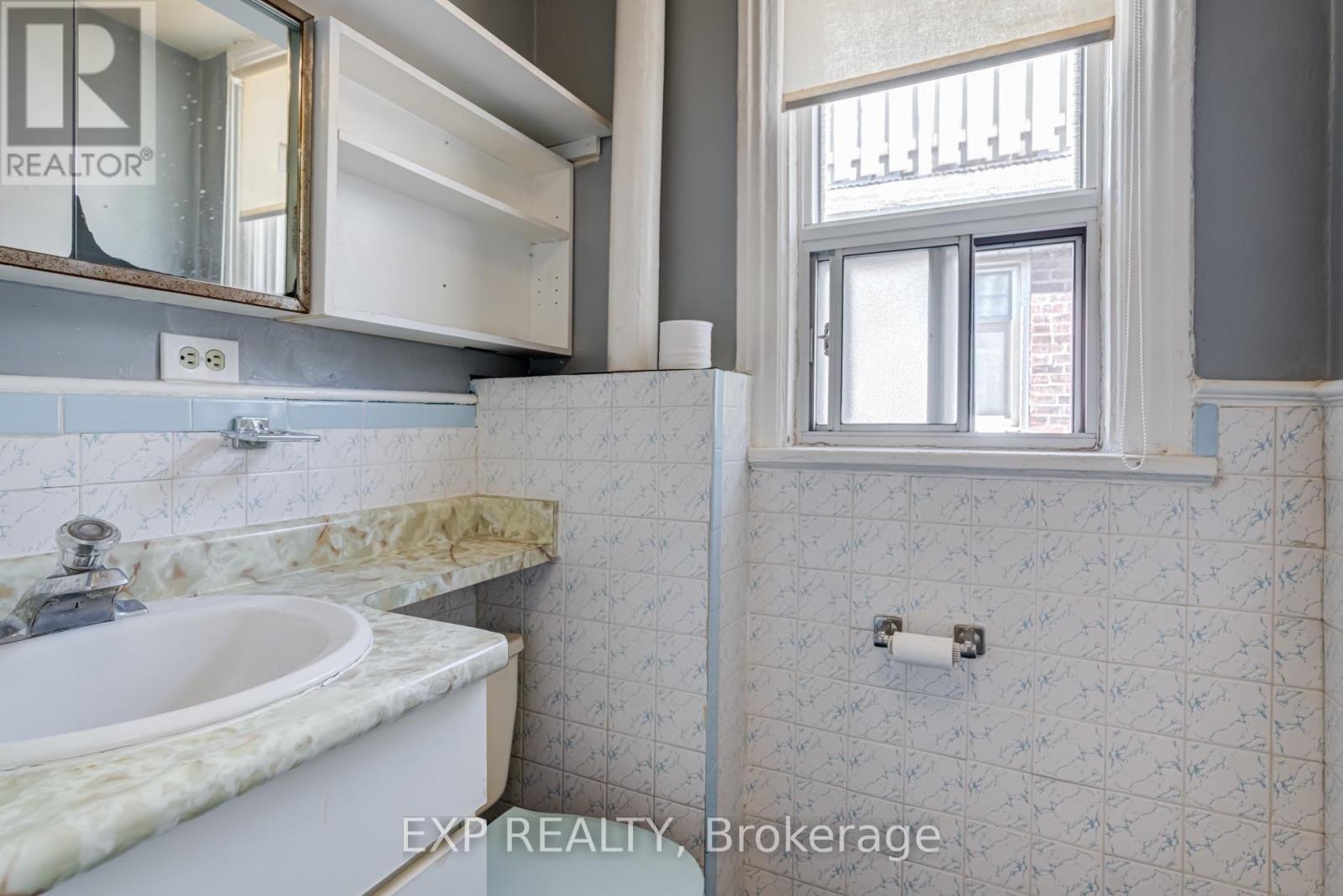 2nd & 3rd - 196 Beatrice Street, Toronto, Ontario  M6G 3G1 - Photo 12 - C13718474