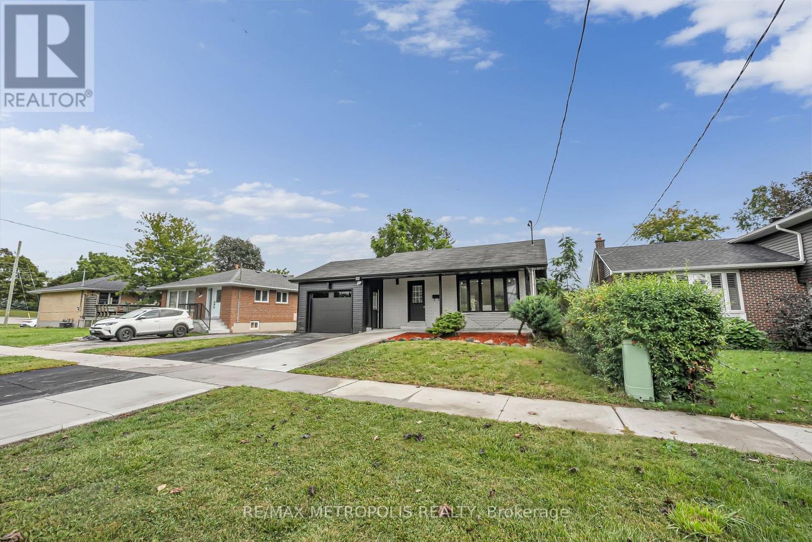 205 Clemence Avenue, Whitby, Ontario  L1N 1E7 - Photo 2 - E13719460