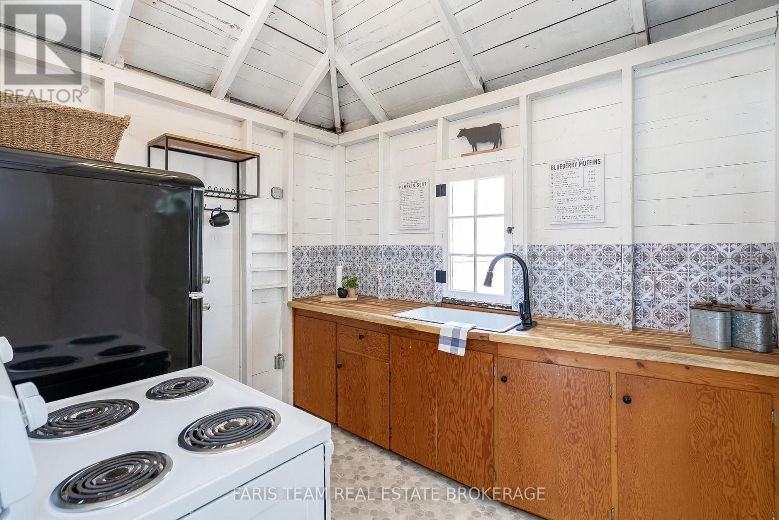 365 Robins Point Road, Tay, Ontario  L0K 2A0 - Photo 4 - S13719356