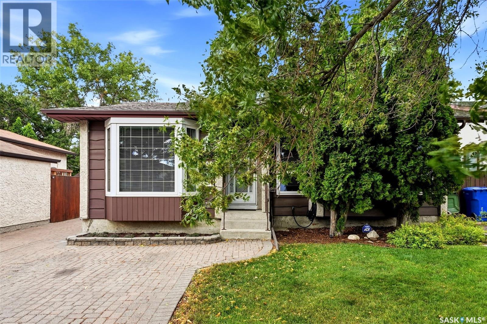 906 Hopkins Crescent N, Regina, Saskatchewan  S4X 2N3 - Photo 2 - SK046746