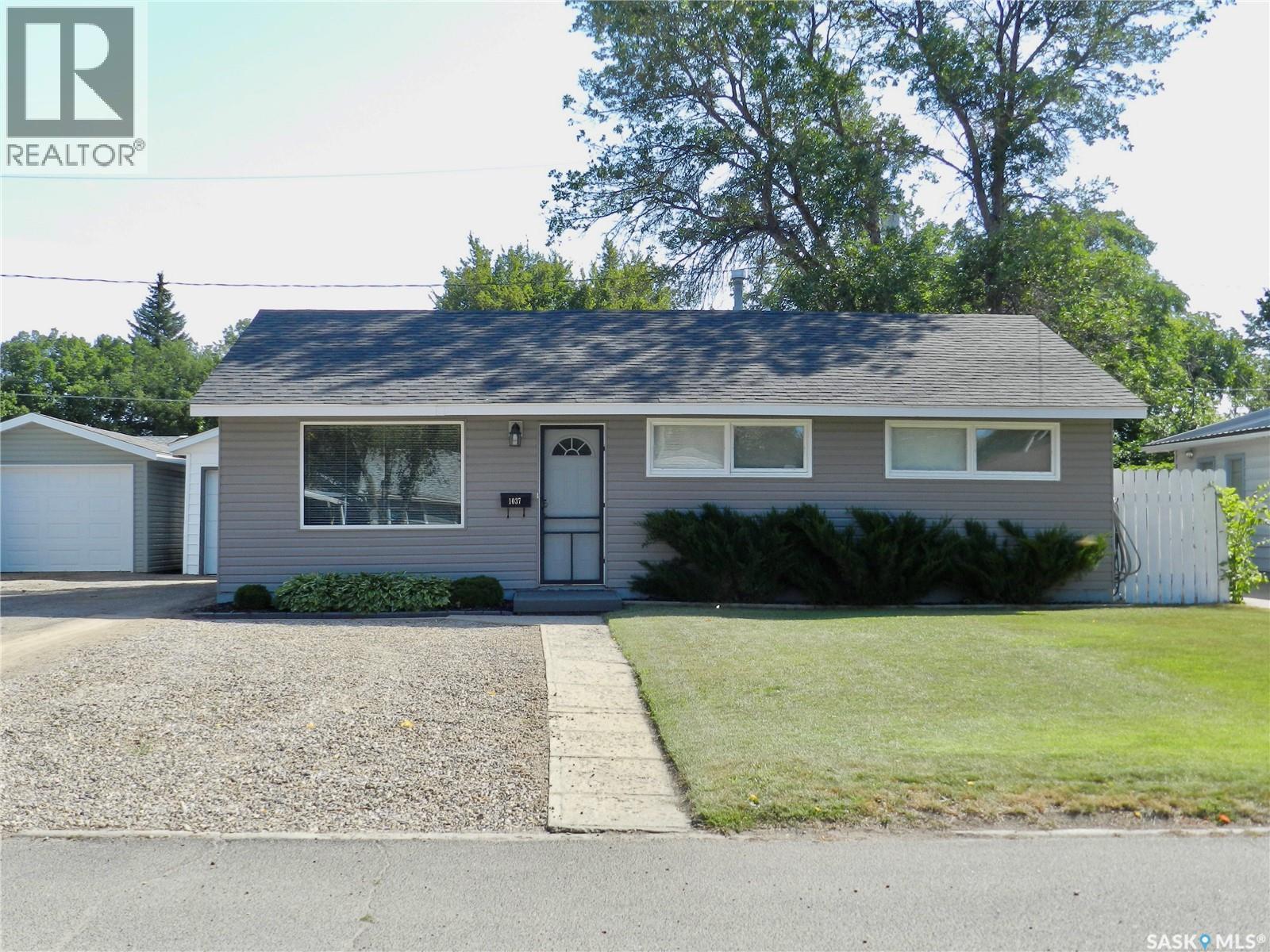1037 Bogue AVENUE, Moose Jaw, Saskatchewan