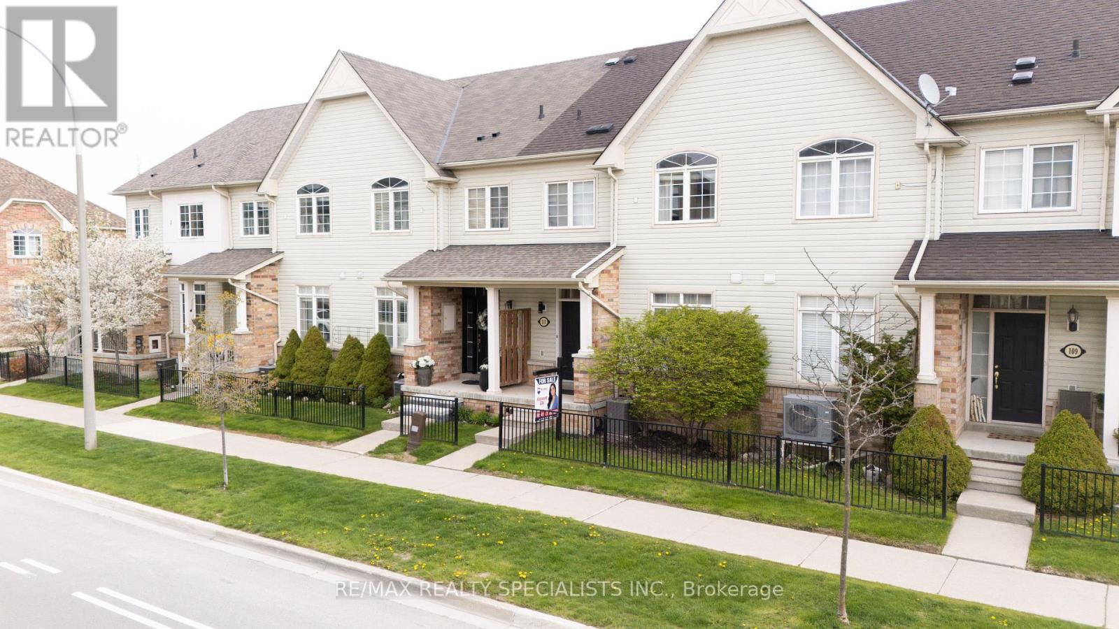 111 Civic Centre Drive, Whitby, Ontario  L1R 0C8 - Photo 1 - E13719552