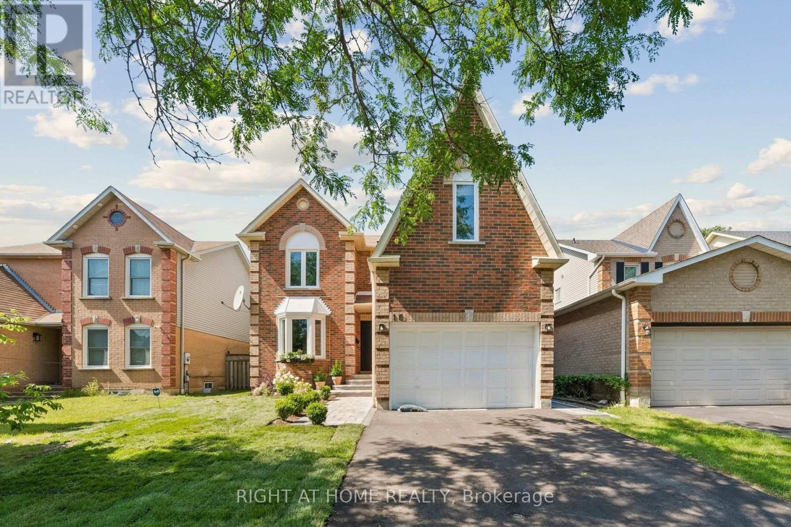 16 IAN FLEMING CRESCENT, Whitby, Ontario