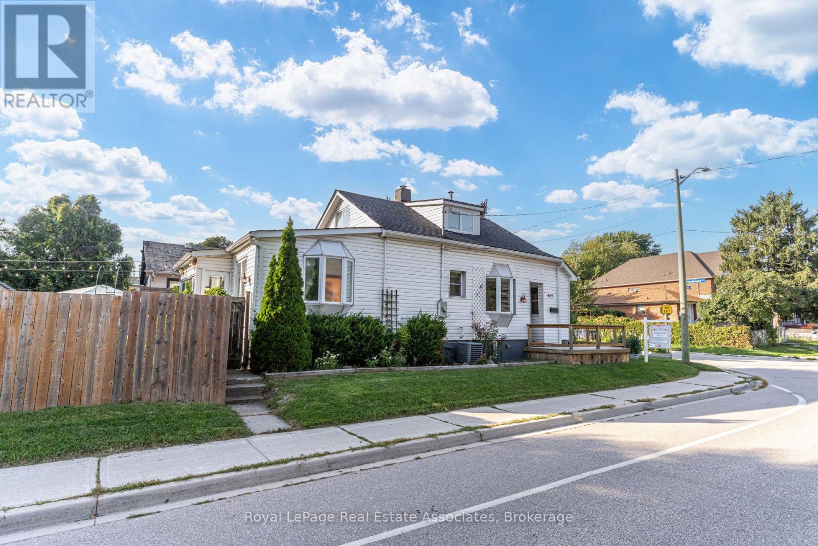 889 Third Street, Mississauga, Ontario  L5E 1C2 - Photo 2 - W13719468