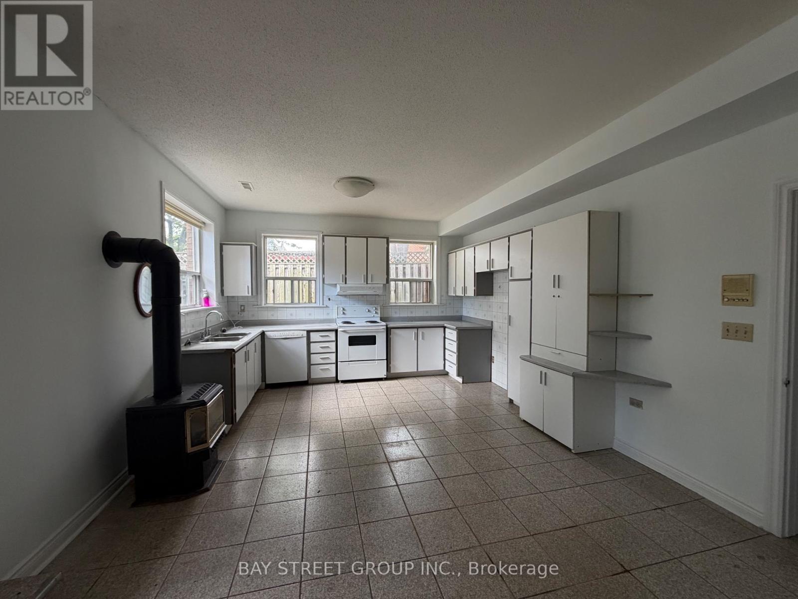 10 Benalto Road, Toronto, Ontario  M6A 2R8 - Photo 2 - W13719572