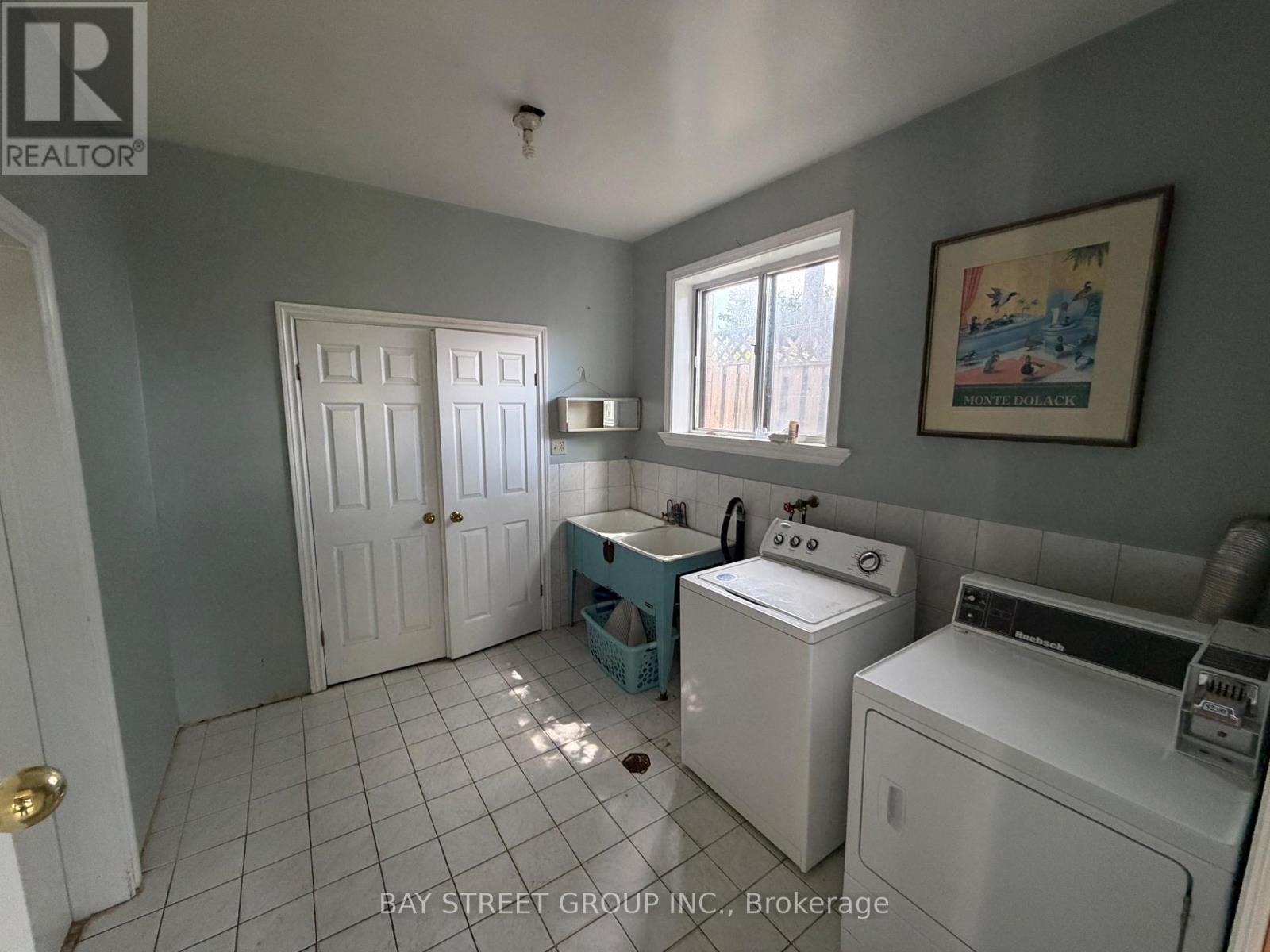 10 Benalto Road, Toronto, Ontario  M6A 2R8 - Photo 5 - W13719572