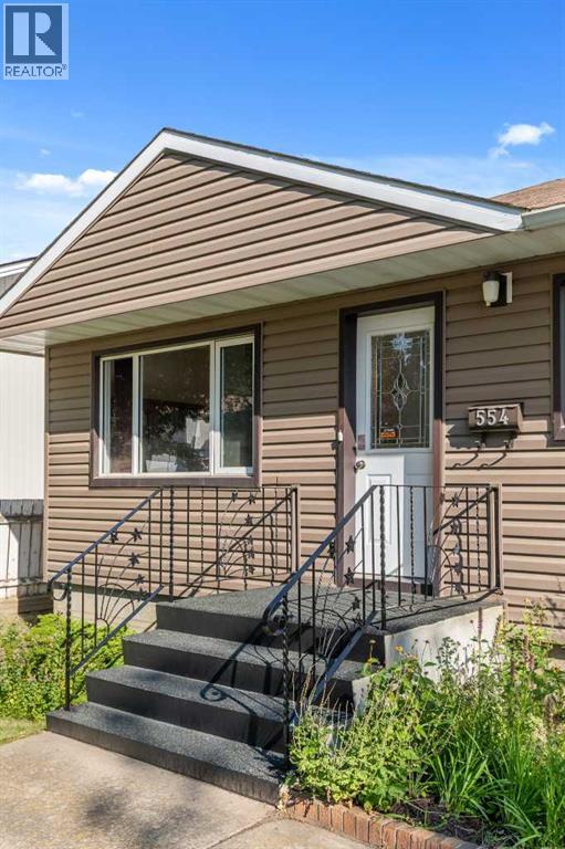 554 5 Street SW, Medicine Hat, Alberta  T1A 5A5 - Photo 3 - A2339239