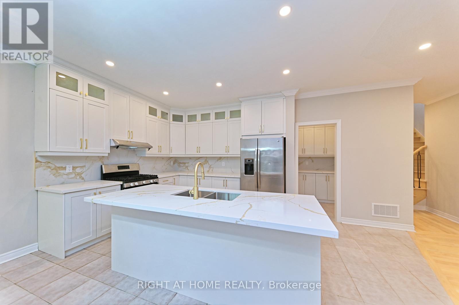 6843 Campbell Settler Court E, Mississauga, Ontario  L5W 1B3 - Photo 15 - W13221292