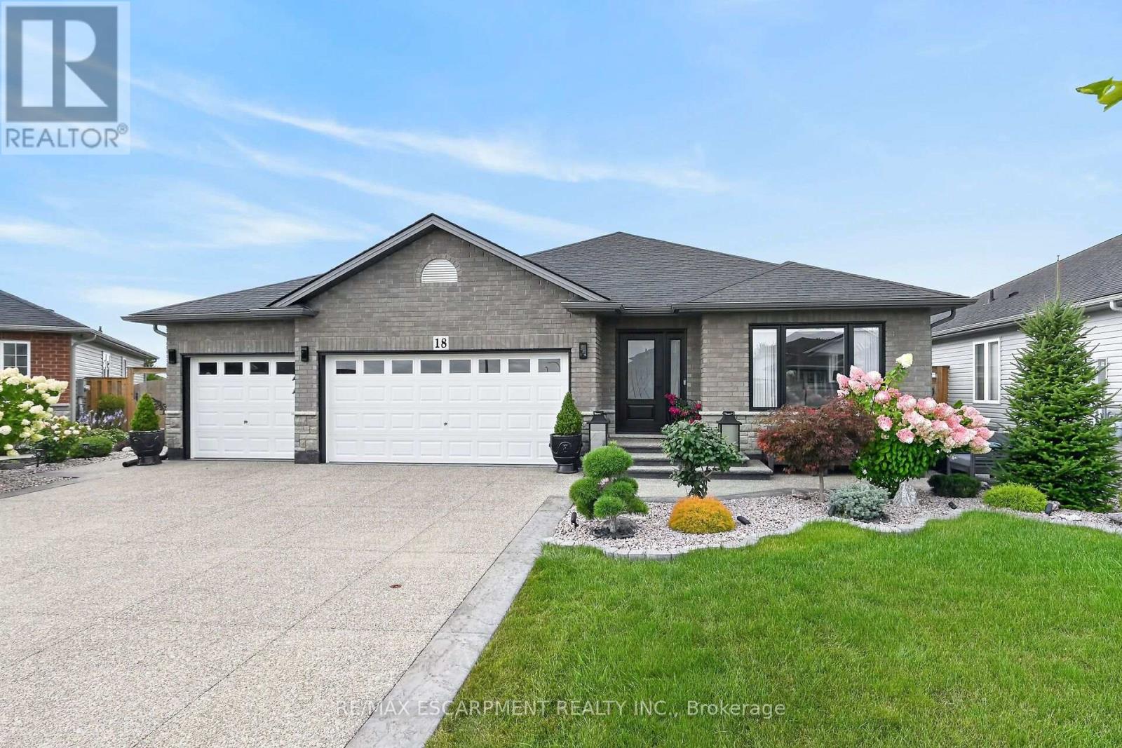 18 Linda Crescent — photo 1