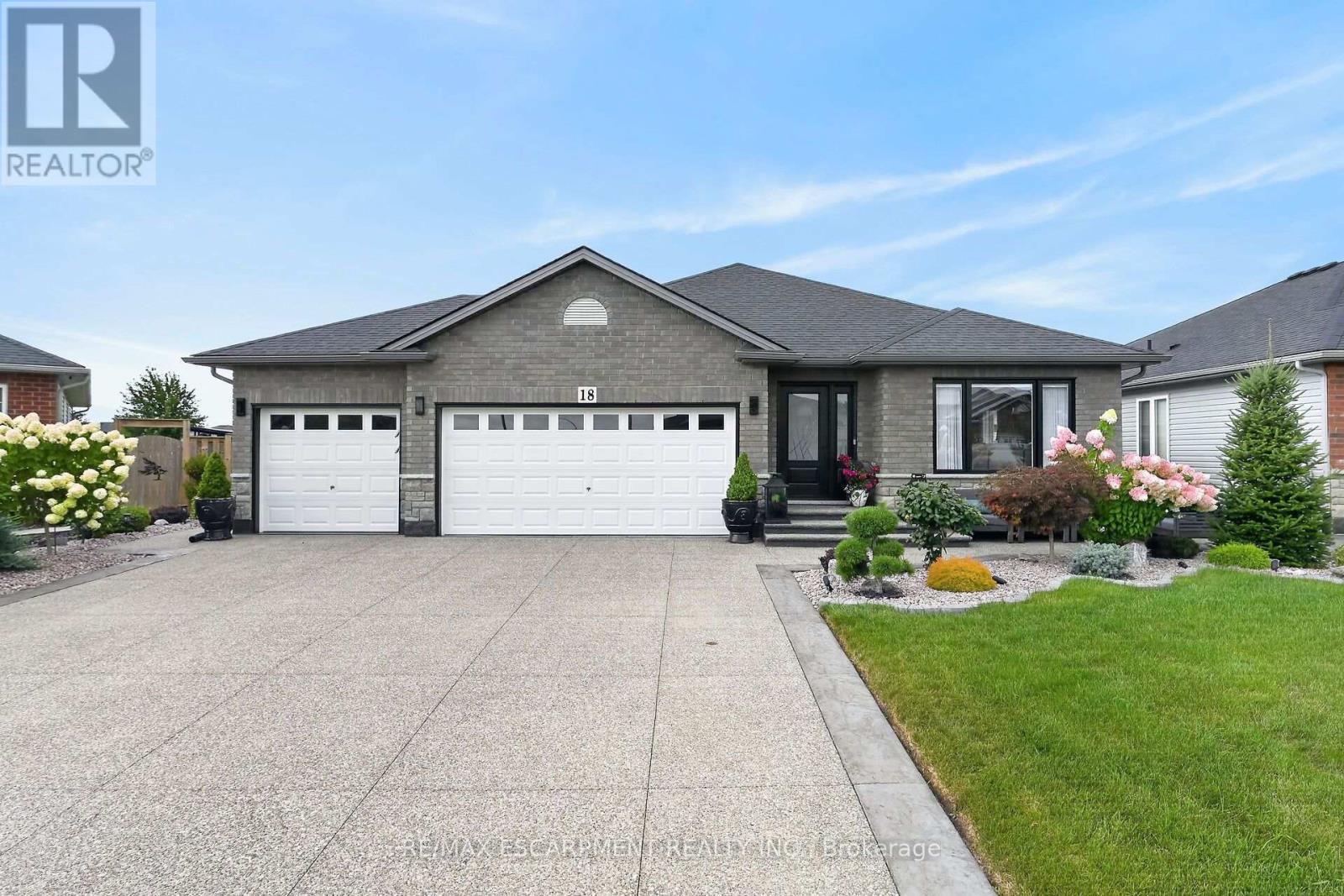 18 Linda Crescent — photo 2