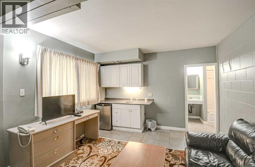 2107 16 Avenue NW, Calgary, Alberta  T2M 0M3 - Photo 7 - A2340675